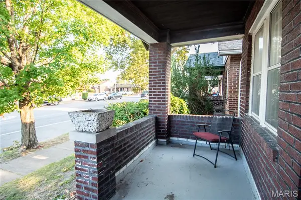 5851 Hampton AVE, St Louis, MO 63109