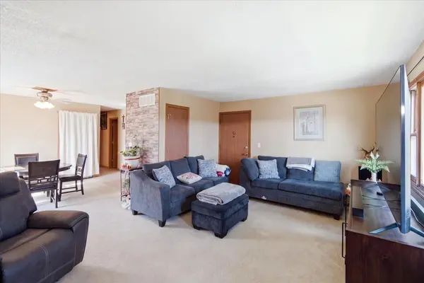 1056 MANCHESTER CT #F, South Elgin, IL 60177