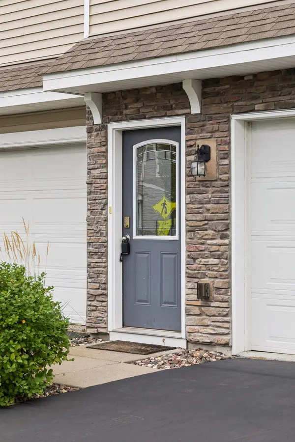 8757 Granite LN, Woodbury, MN 55129