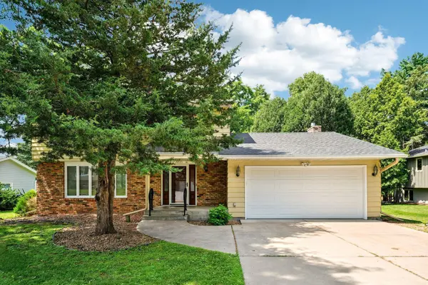 1935 Hythe ST, Roseville, MN 55113