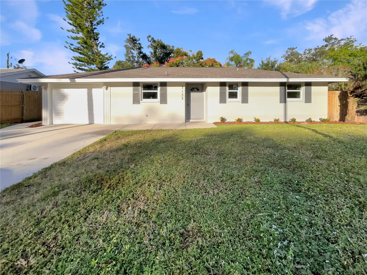 2132 MCINTOSH RD, Sarasota, FL 34232