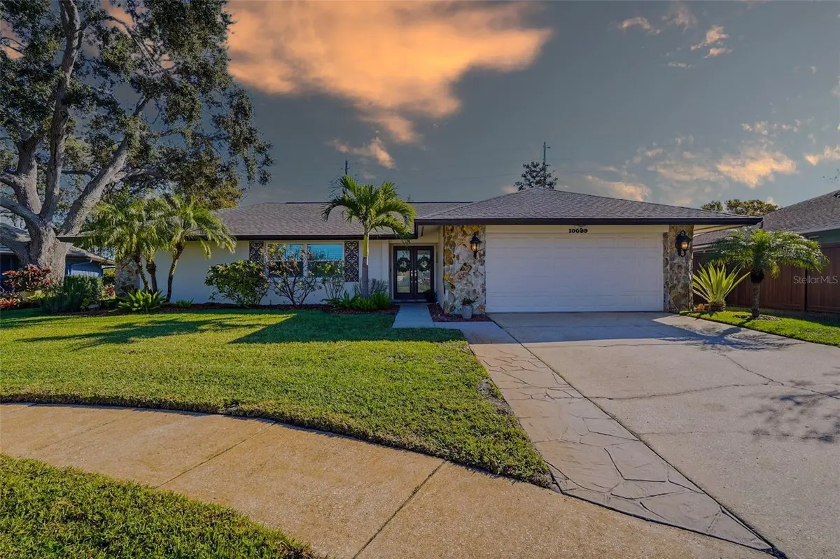 10099 LINDEN PLACE DR, Seminole, FL 33776