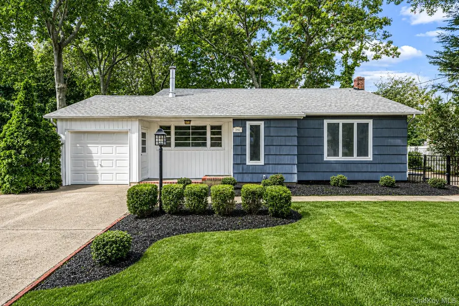 194 Phyllis DR, Patchogue, NY 11772