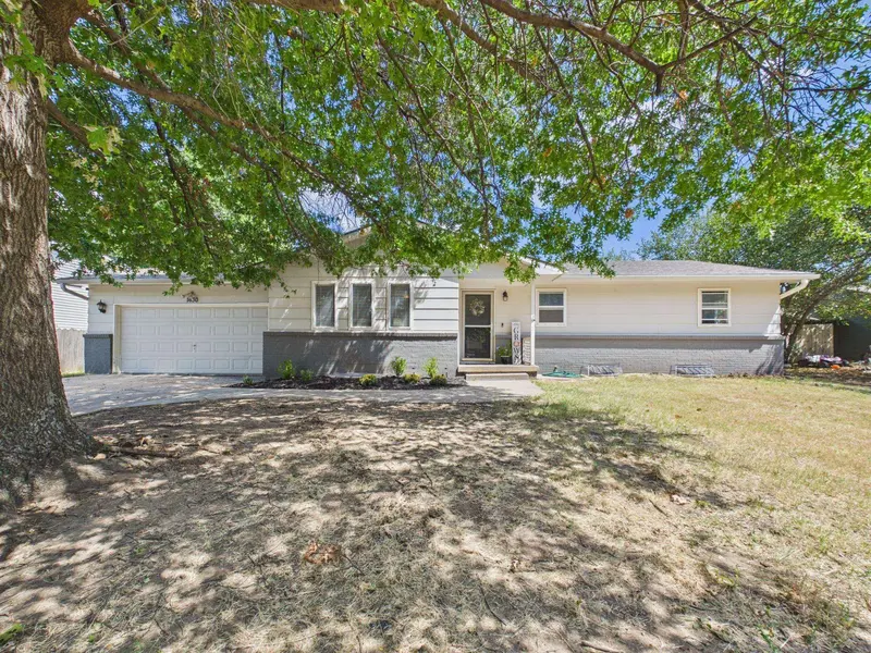 1630 Pin Oak Ct, Rose Hill, KS 67133