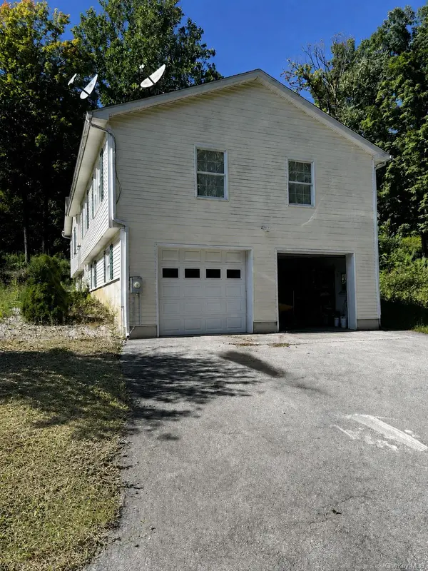 71 O'Halloran CIR, Pleasant Valley, NY 12569