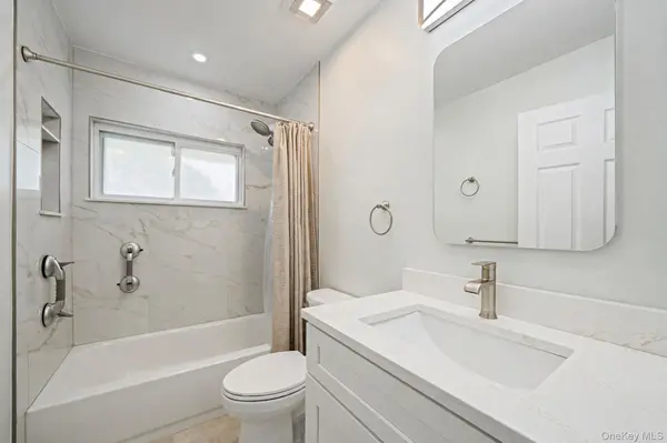90 TWIN LN, Wantagh, NY 11793