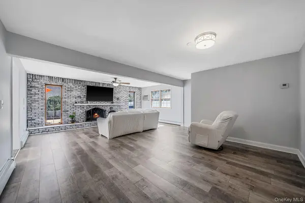 90 TWIN LN, Wantagh, NY 11793