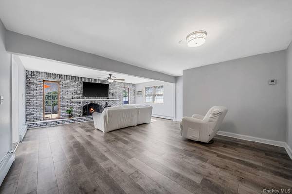 90 TWIN LN, Wantagh, NY 11793