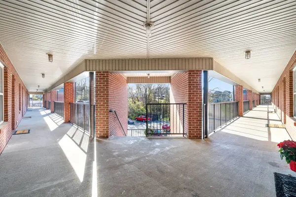 540 N 2nd St #302, Clarksville, TN 37040