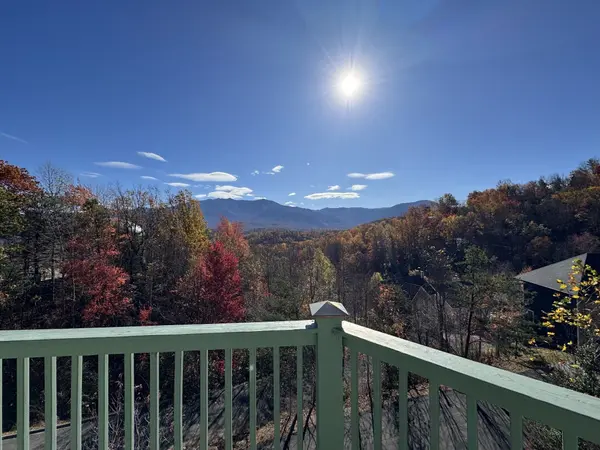 907 Smoky Bears Way, Gatlinburg, TN 37738