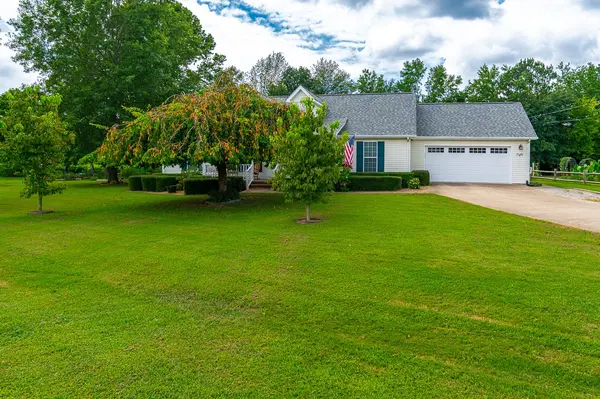 8 Long Meadow Dr, Fayetteville, TN 37334