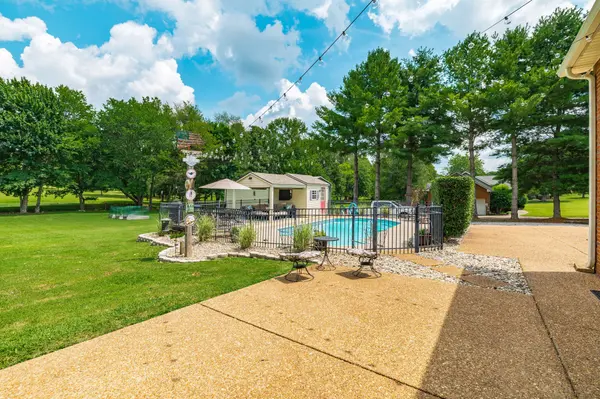 200 Arrowood Dr, Cottontown, TN 37048