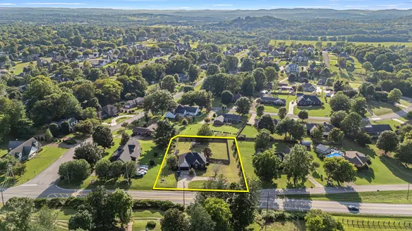 100 Country Club Dr, Fayetteville, TN 37334