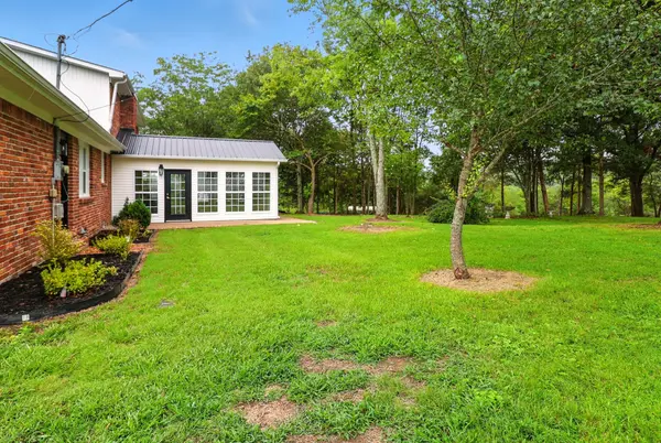 24 Lovers Ln, Fayetteville, TN 37334