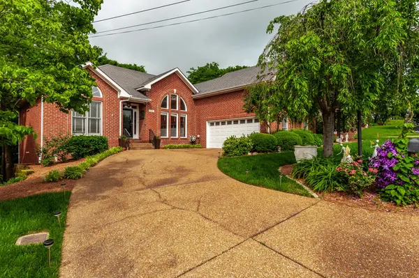 6737 Autumnwood Dr, Nashville, TN 37221