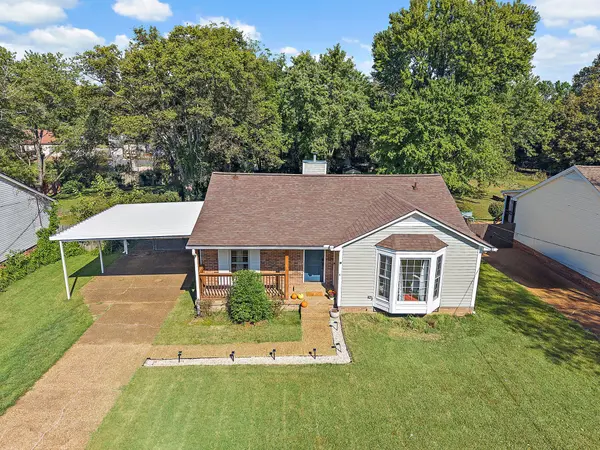 912 Harpeth Bend Dr, Nashville, TN 37221