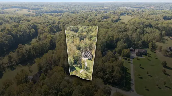 1040 Washington Dr, Cottontown, TN 37048