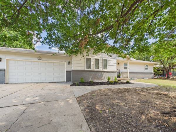 1630 Pin Oak Ct, Rose Hill, KS 67133