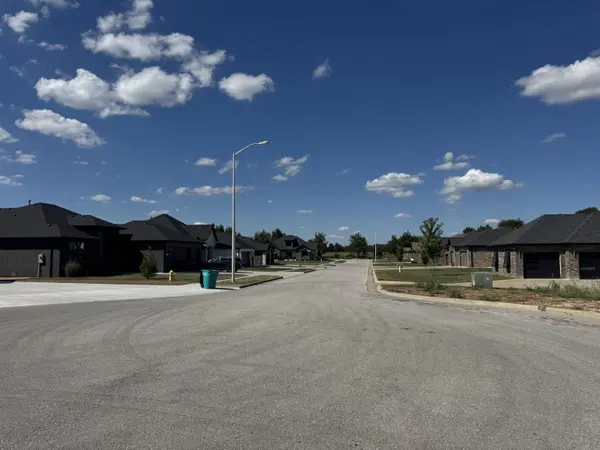 1902 N Vineyard PL, Strafford, MO 65757