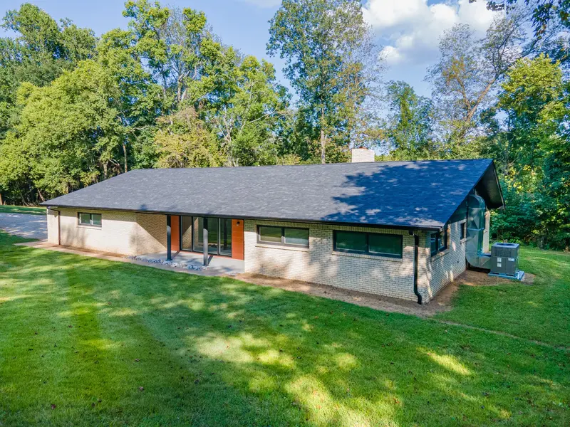 301 Sanford Ln, Lawrenceburg, TN 38464