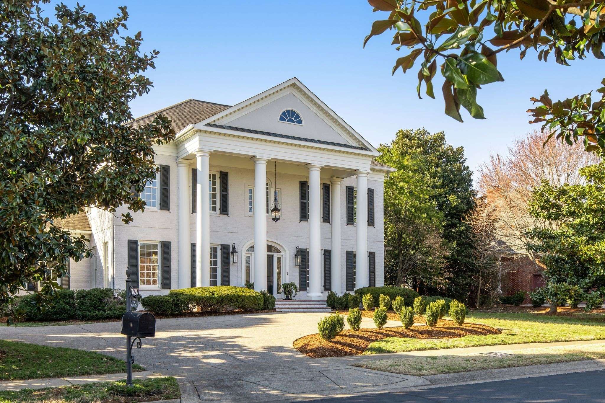 5042 Hill Place Dr, Nashville, TN 37205
