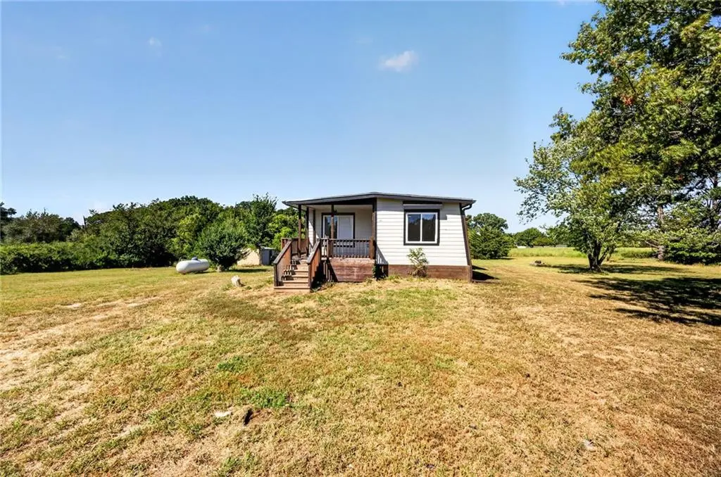 8497 Mockingbird LN, Ozawkie, KS 66070