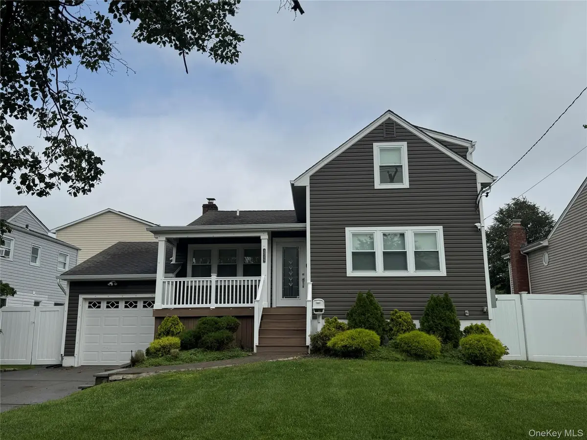 3215 Eastern Pkwy, Baldwin, NY 11510
