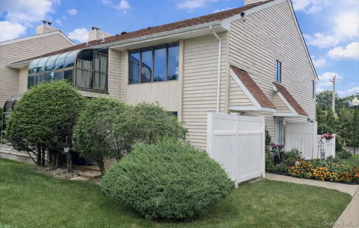 20 Laurel AVE #60, East Islip, NY 11730
