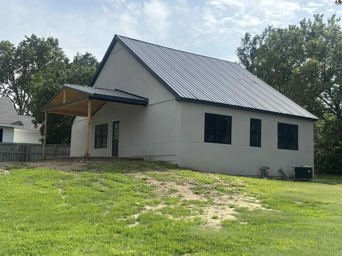 219 N Pine St, Pratt, KS 67124