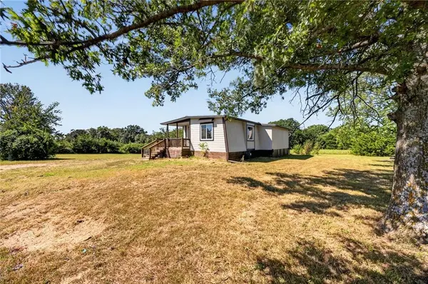 8497 Mockingbird LN, Ozawkie, KS 66070