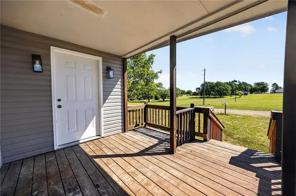 8497 Mockingbird LN, Ozawkie, KS 66070