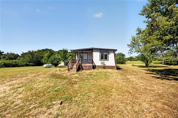 8497 Mockingbird LN, Ozawkie, KS 66070