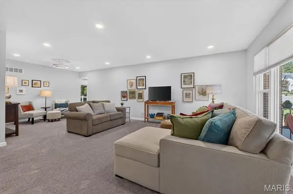 5060 Suson Hills DR, St Louis, MO 63128