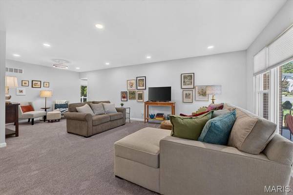 5060 Suson Hills DR, St Louis, MO 63128