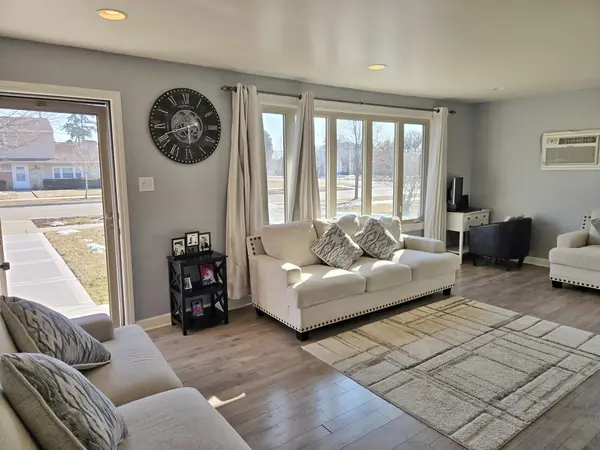 980 W Grant DR, Des Plaines, IL 60016