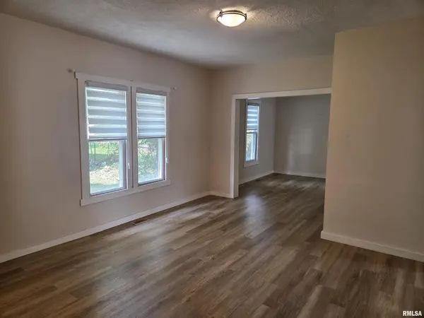 608 E BROADWAY BLVD, Johnston City, IL 62951