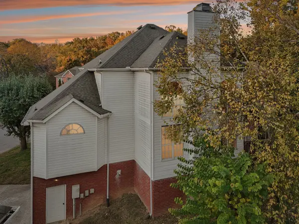 2201 S Ashford Ct, Nashville, TN 37214