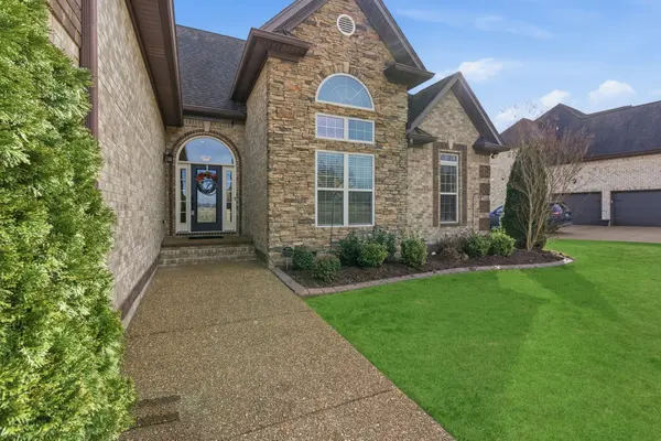 716 Farmington Dr, Lebanon, TN 37087