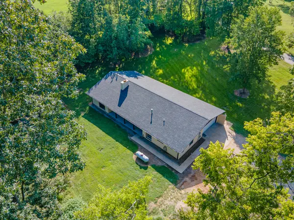 301 Sanford Ln, Lawrenceburg, TN 38464