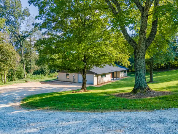 301 Sanford Ln, Lawrenceburg, TN 38464