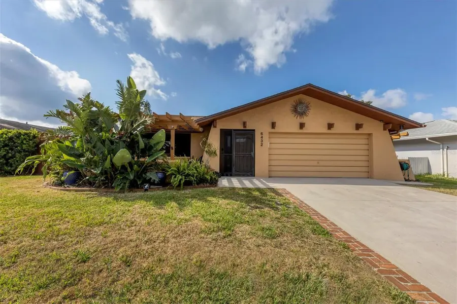 6432 SAMOA DR, Sarasota, FL 34241