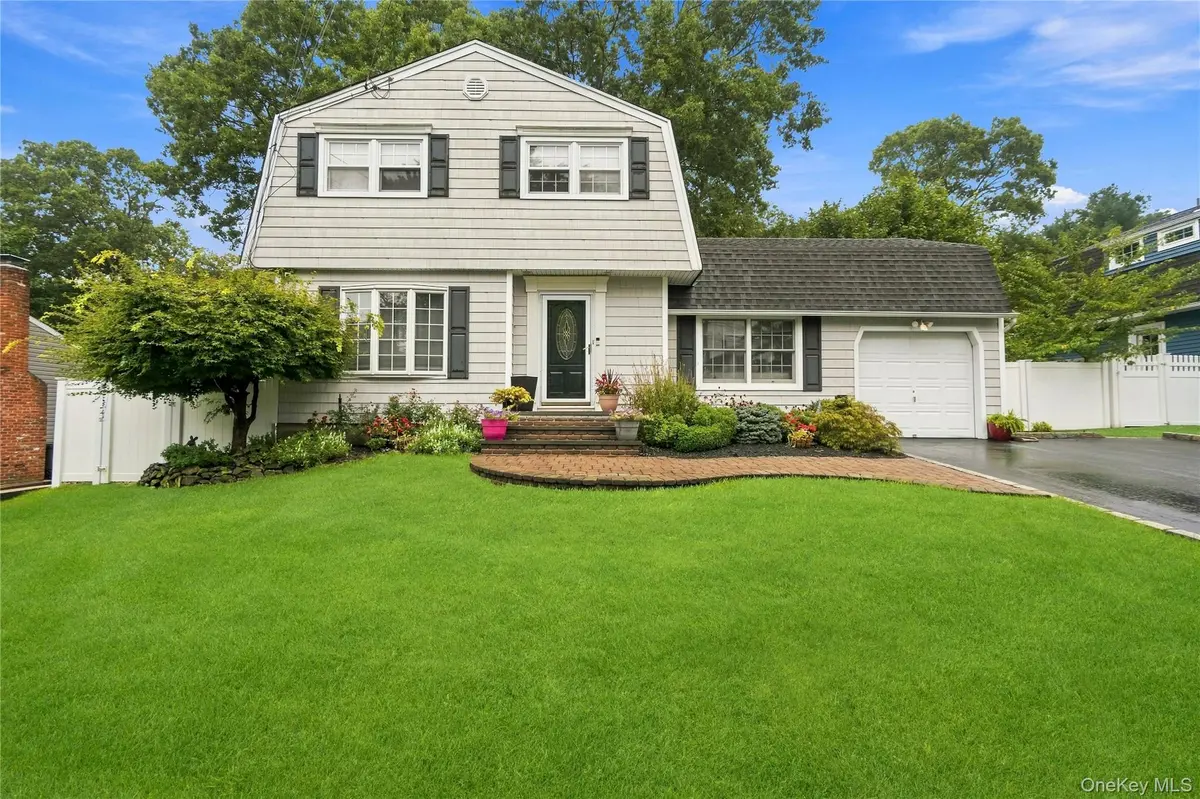 29 Hy PL, Lake Grove, NY 11755