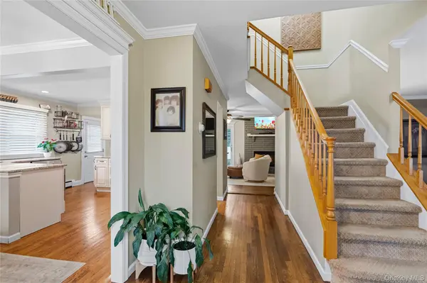 29 Hy PL, Lake Grove, NY 11755
