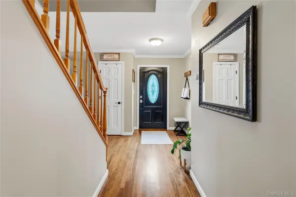 29 Hy PL, Lake Grove, NY 11755