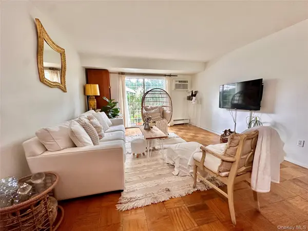 704 Towne House VLG #704, Hauppauge, NY 11749