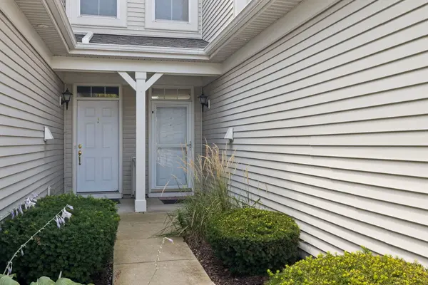 497 Dancer LN #6-3, Oswego, IL 60543