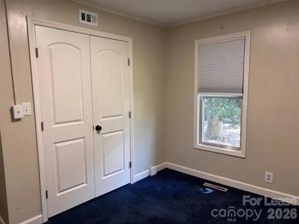 211 Linda Vista DR, Hendersonville, NC 28792