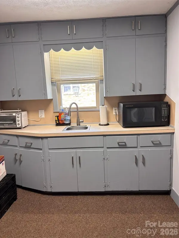 211 Linda Vista DR, Hendersonville, NC 28792