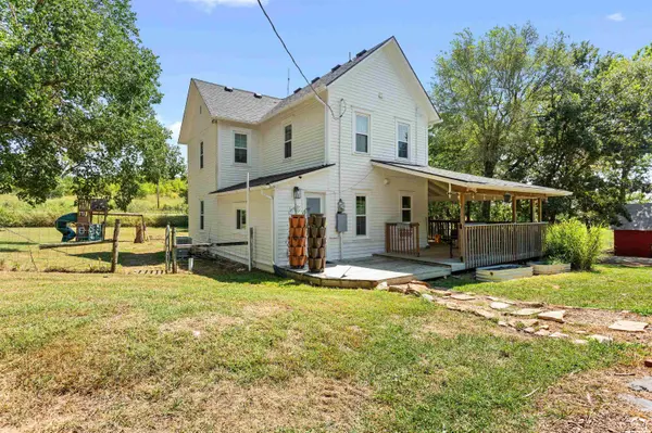 1197 E 100 RD, Berryton, KS 66409