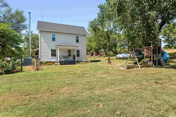 1197 E 100 RD, Berryton, KS 66409
